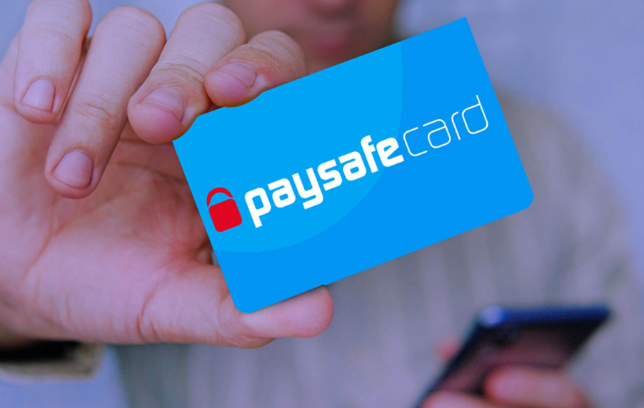 mand med paysafecard i hånden