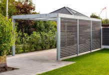 En carport med fladt tag giver et enkelt og tidløst udtryk