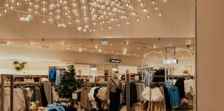 Indgangsparti i en lys og ryddelig butik