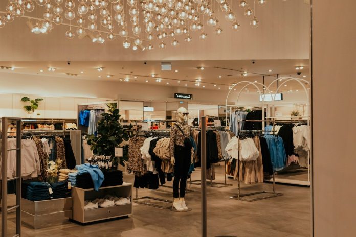 Indgangsparti i en lys og ryddelig butik
